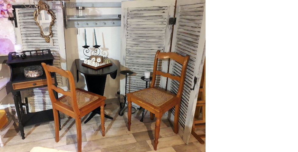 Rattanstühle mit Kleeblatttisch
